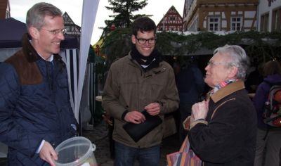 Losverkauf dem Weihnachtsmarkt in Leonberg